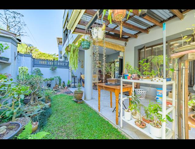 2 BEDROOM APARTMENT FOR SALE IN SHEFFIELD BEACH